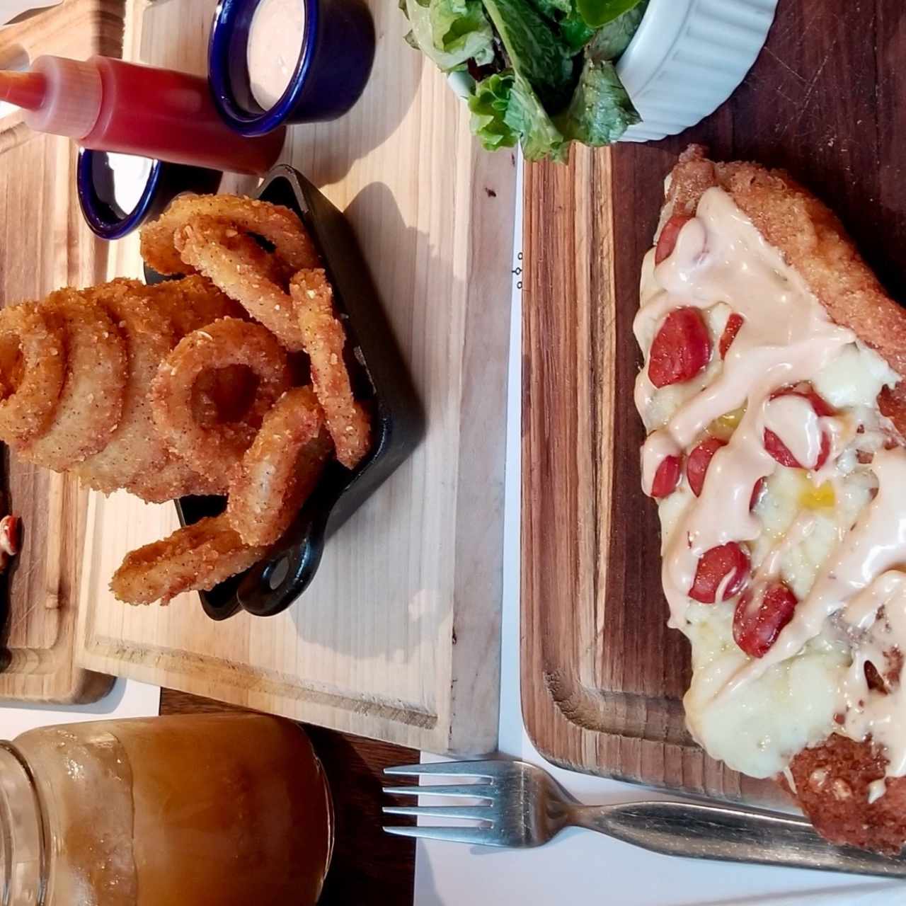 milanesa española y aros de cebolla 