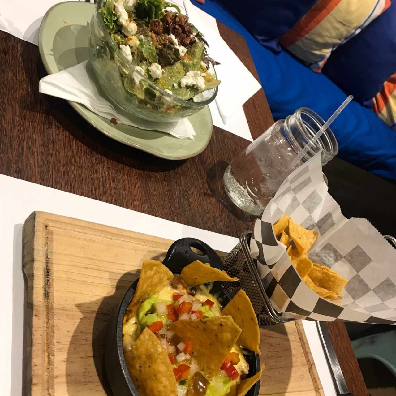 nachos, y ensalada 