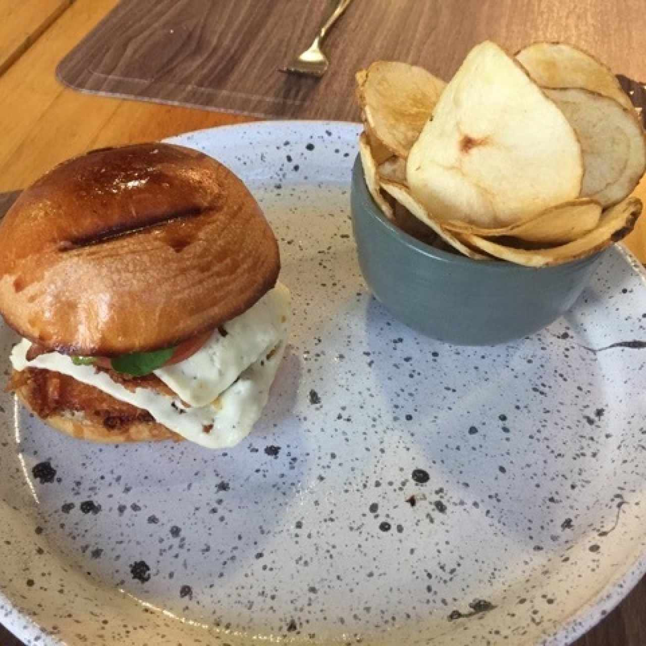 Hamburguesa pollo crispy y chips
