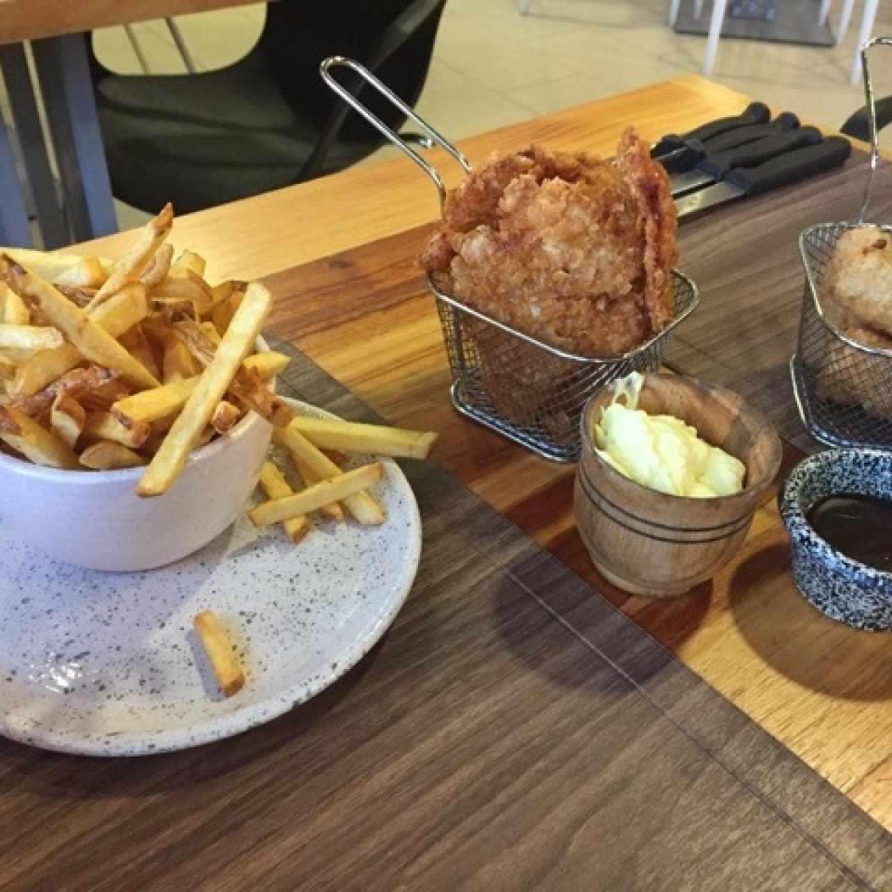 Tequeños, papitas y milanesa empanizada con cereal
