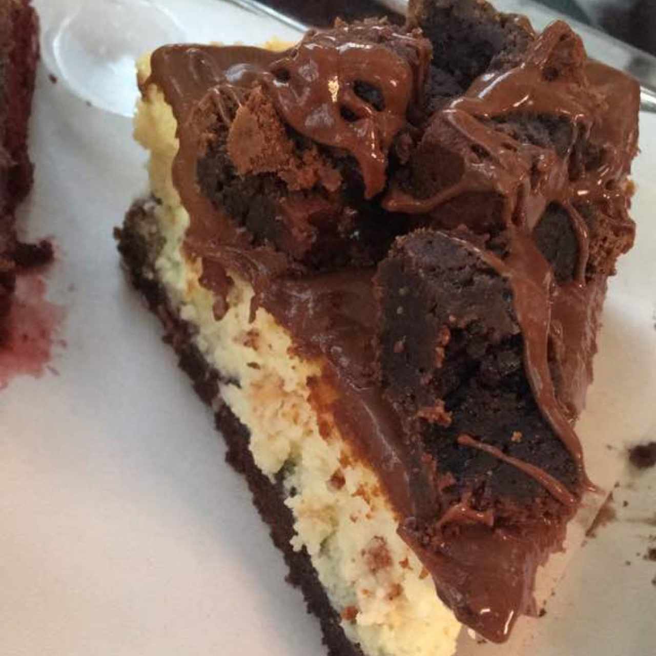 cheesecake con trozos de brownie