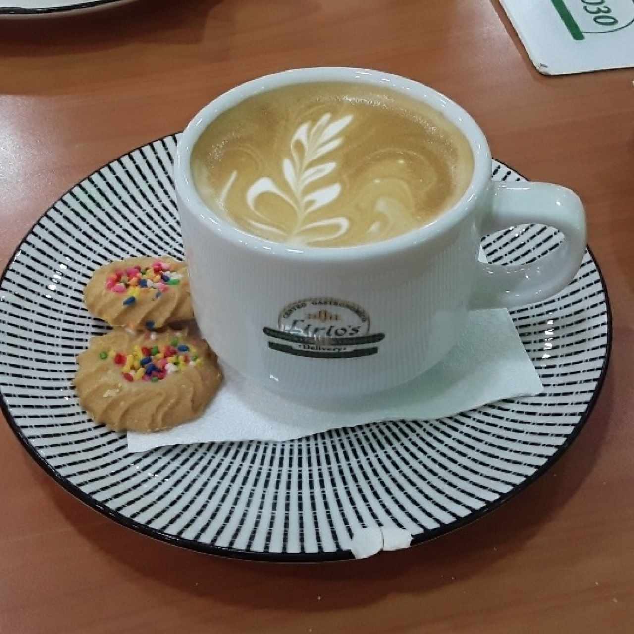  Buen café sobre plato roto