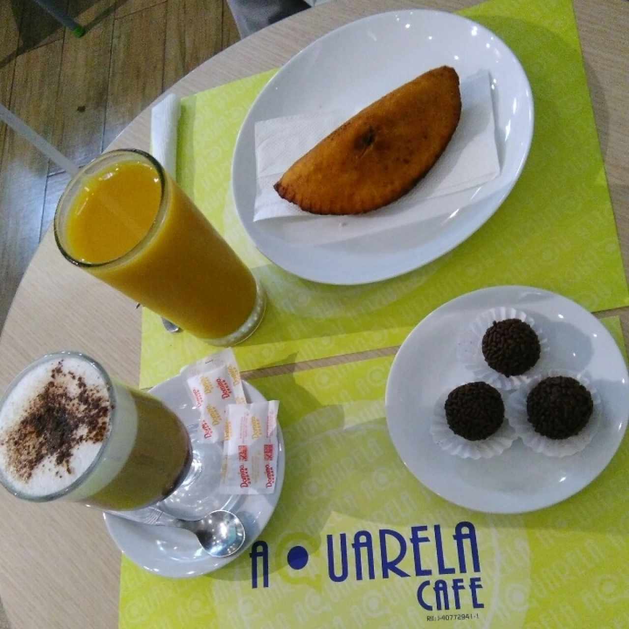 Esfiha de 3 quesos, Brigadeiros de chocolate, Suco de Manga, Mocaccino