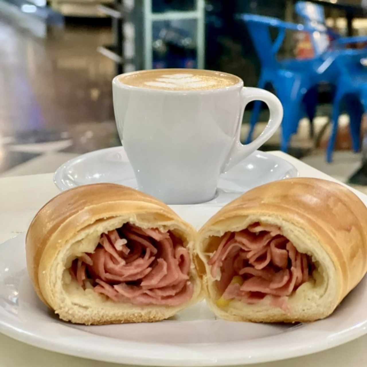 Cachito de mortadella y café 