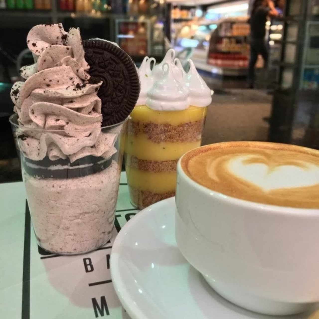 Copa de oreo, copa de pie de parchita y cafe