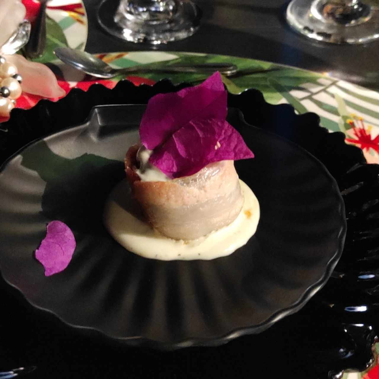 entrada Roll de tocineta , higo, chistorra en reducción de queso azul. 