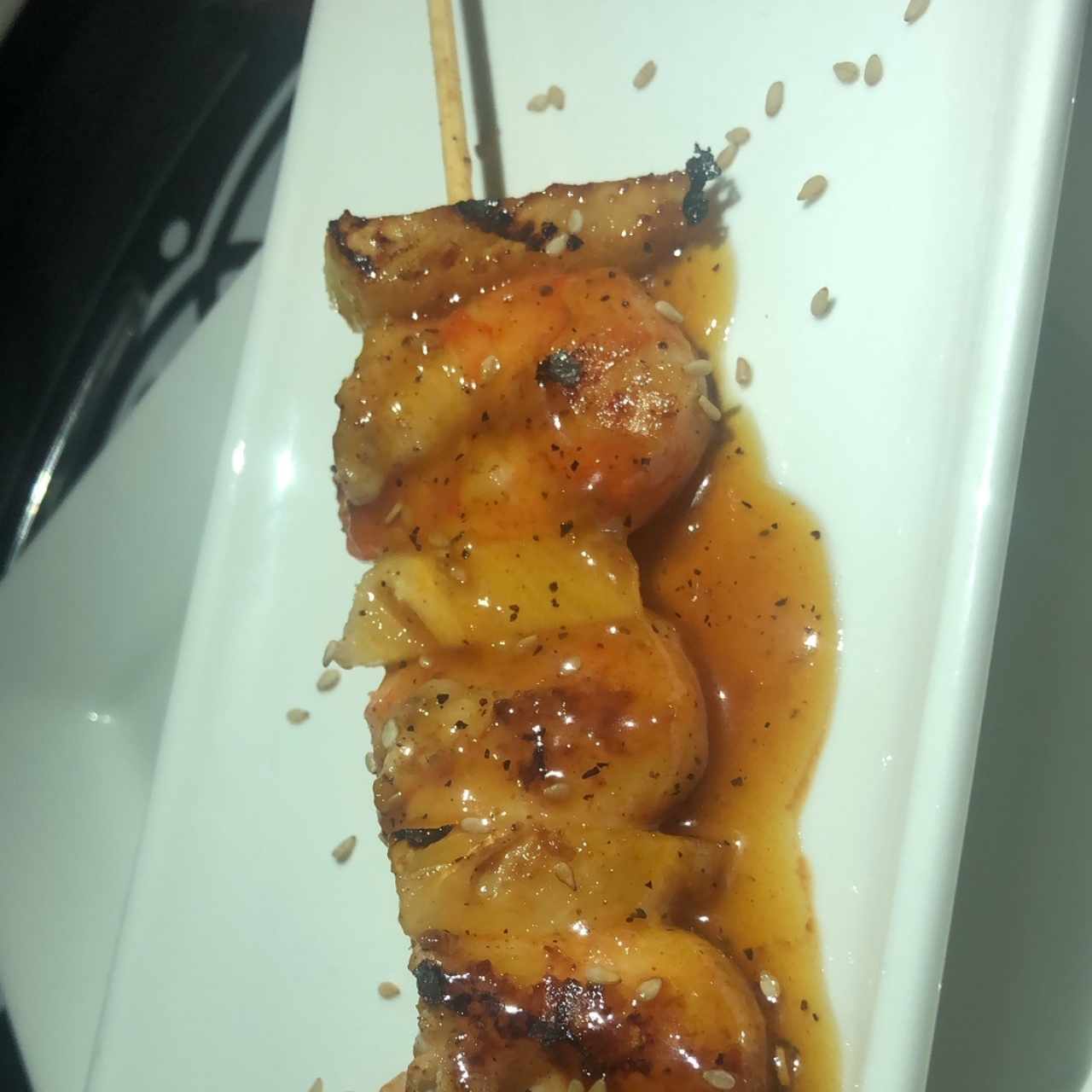Camarones en reducción de vino blanco, miel y piña