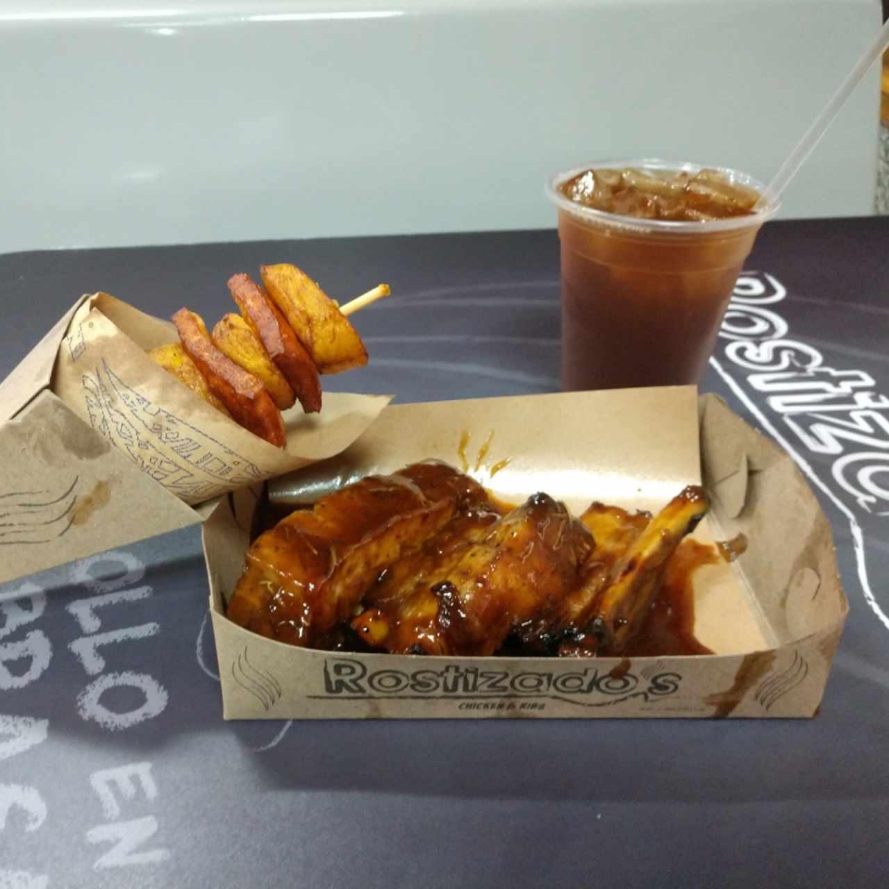 Rosti-Ribs con pincho de plátano