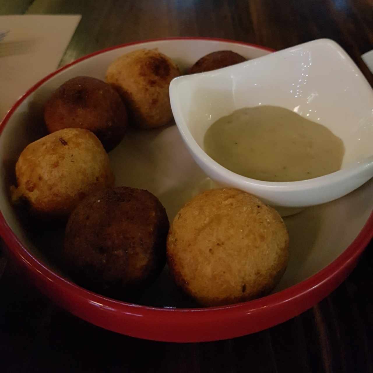 Buñuelos variados de yuca y plátano con fondue de queso guayanés 