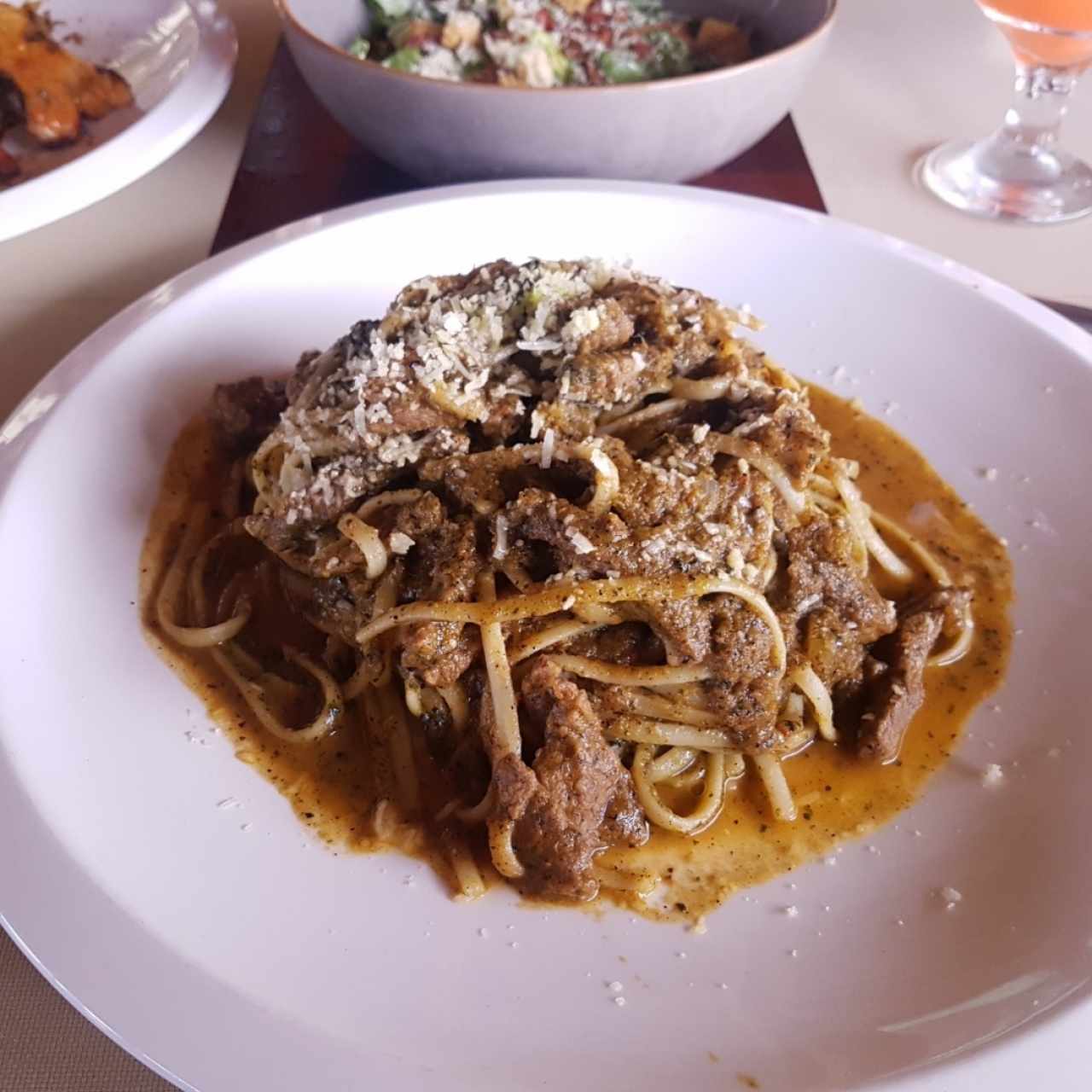 Pasta con lomito y tomates
