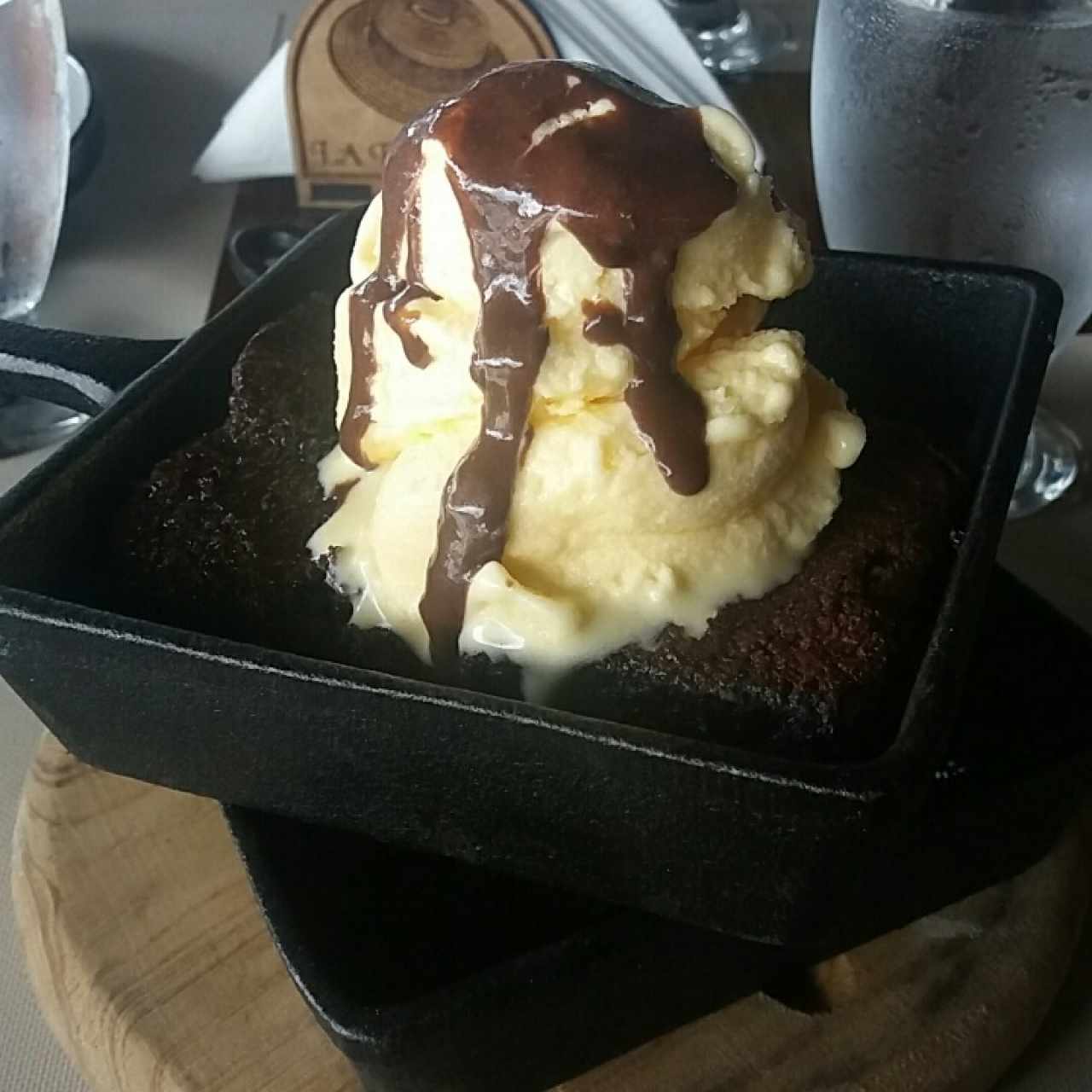 Brownie con helado