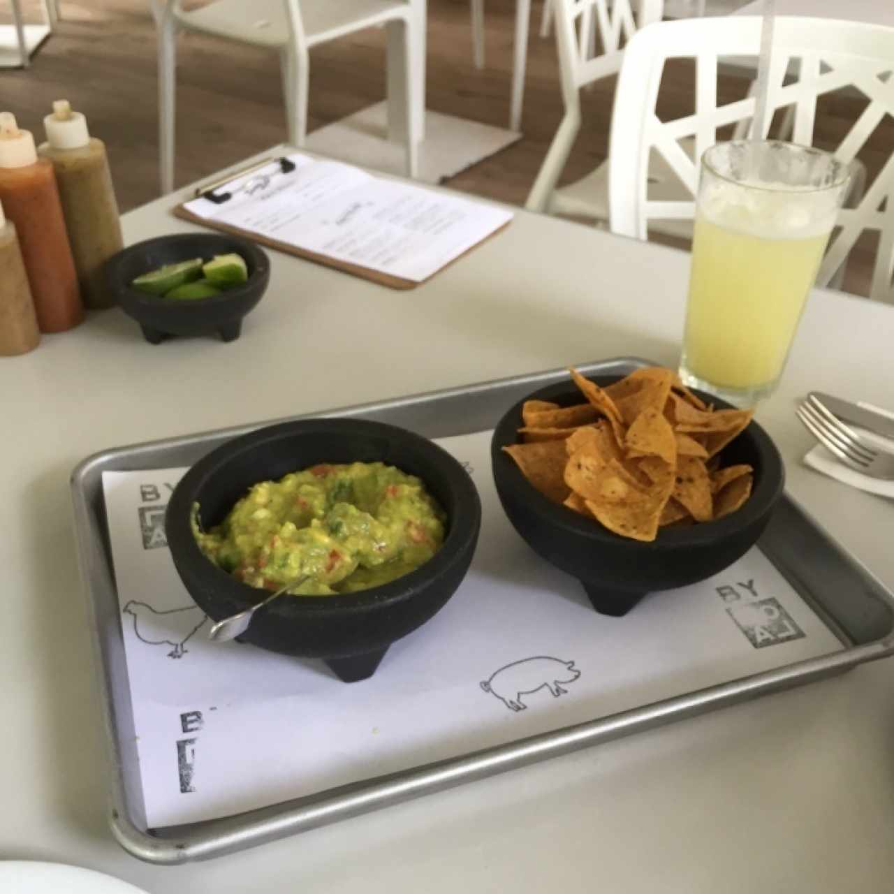 Guacamole con tortillas de maiz, acompañadas de jugo de piña con gengibre 