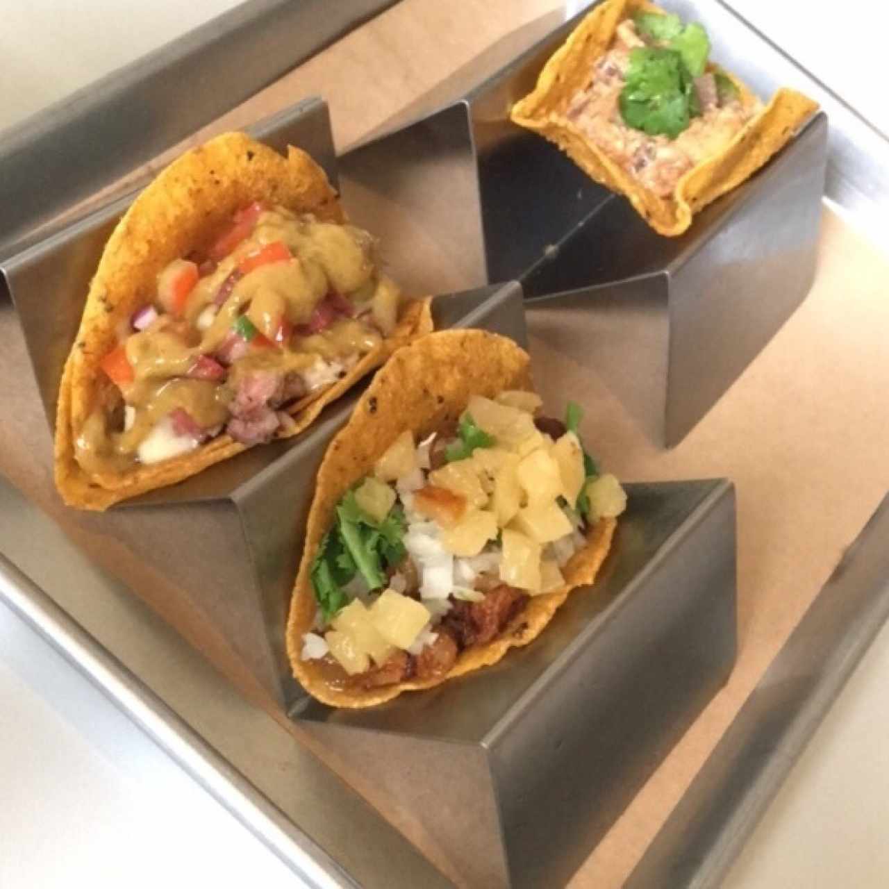 Tacos: carnitas, bistec con queso y tuna.