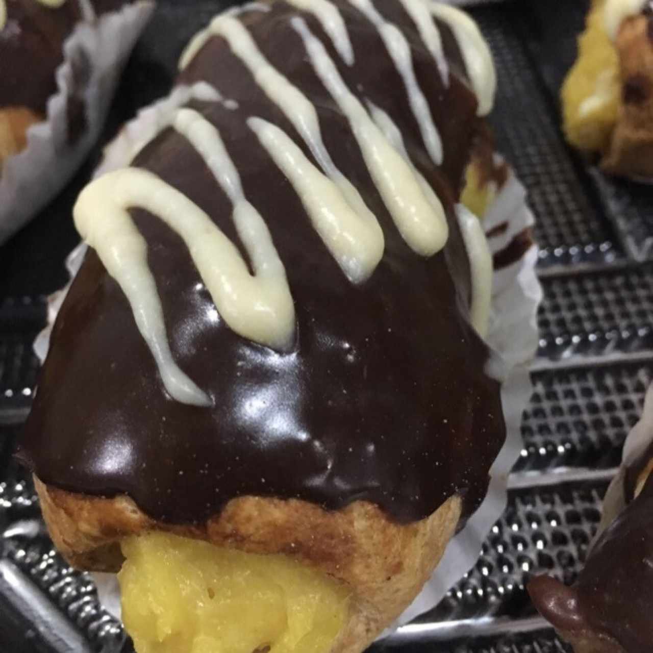Rol de crema Pastelera cubierta de chocolate