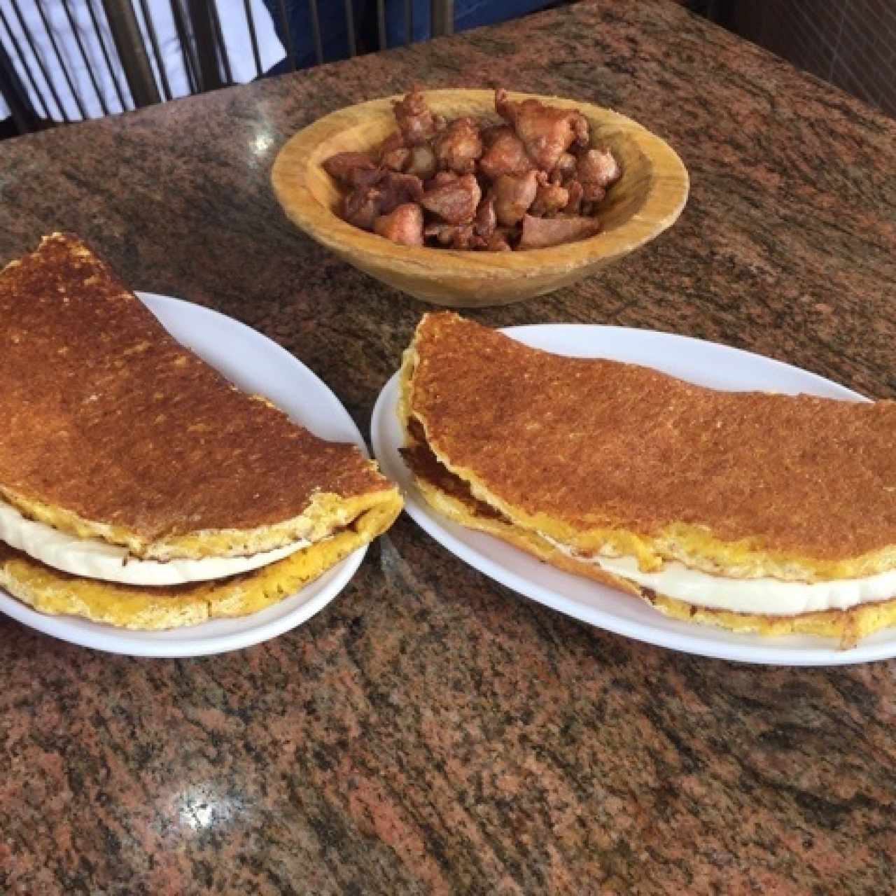 Cachapas con queso de mano y una exquisita ración de cochino frito para compartir.