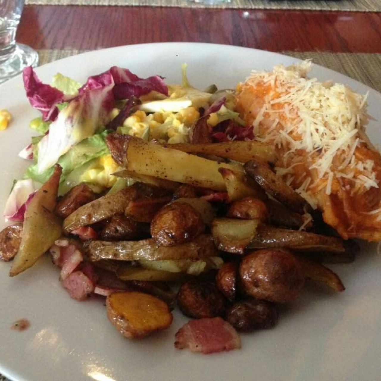 Involtini de pollo, ensalada mixta y papás bravas con tocineta