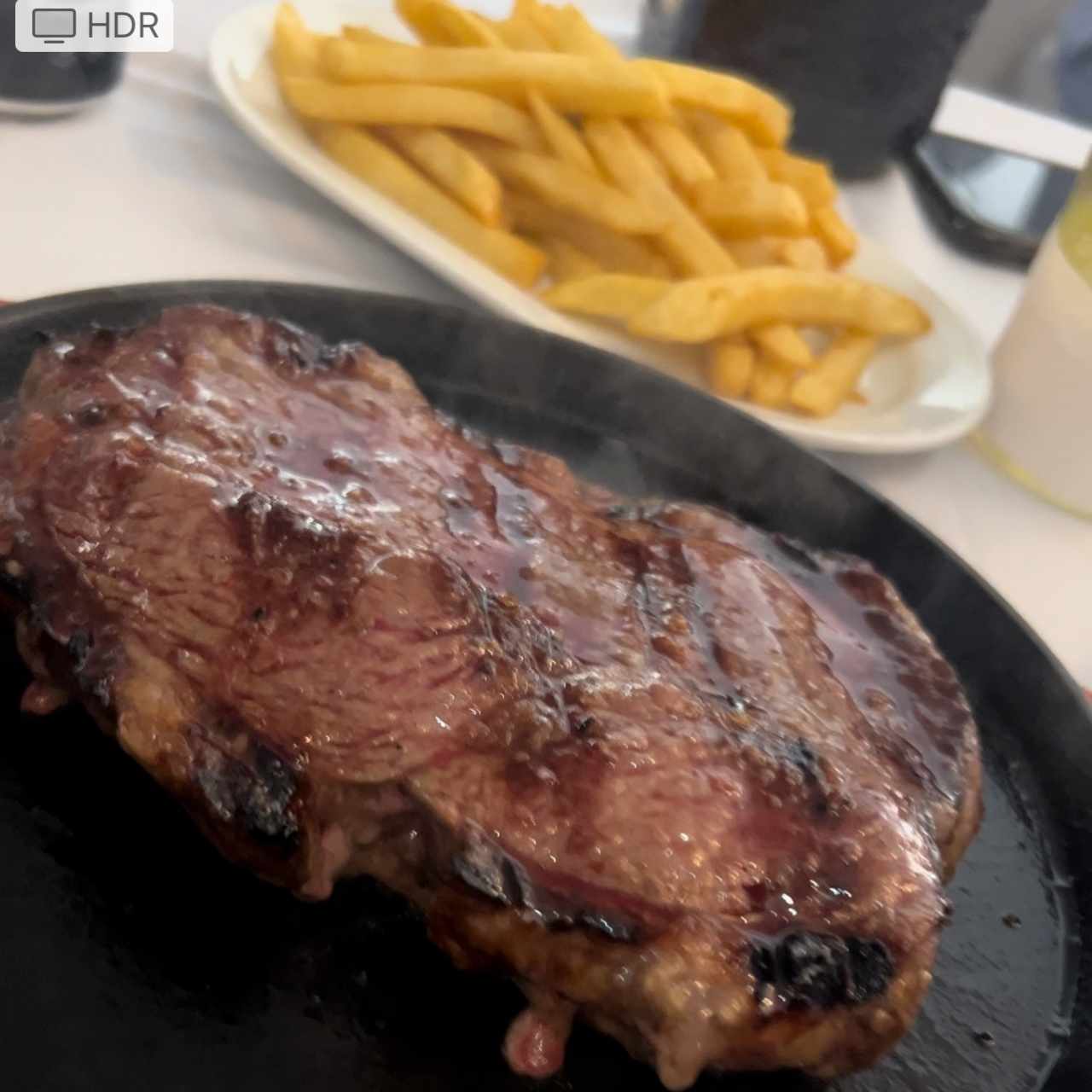 Carne angus a la piedra con papas fritas