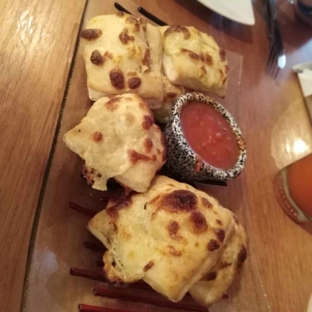 pan con queso parmesano y mantequilla de ajo