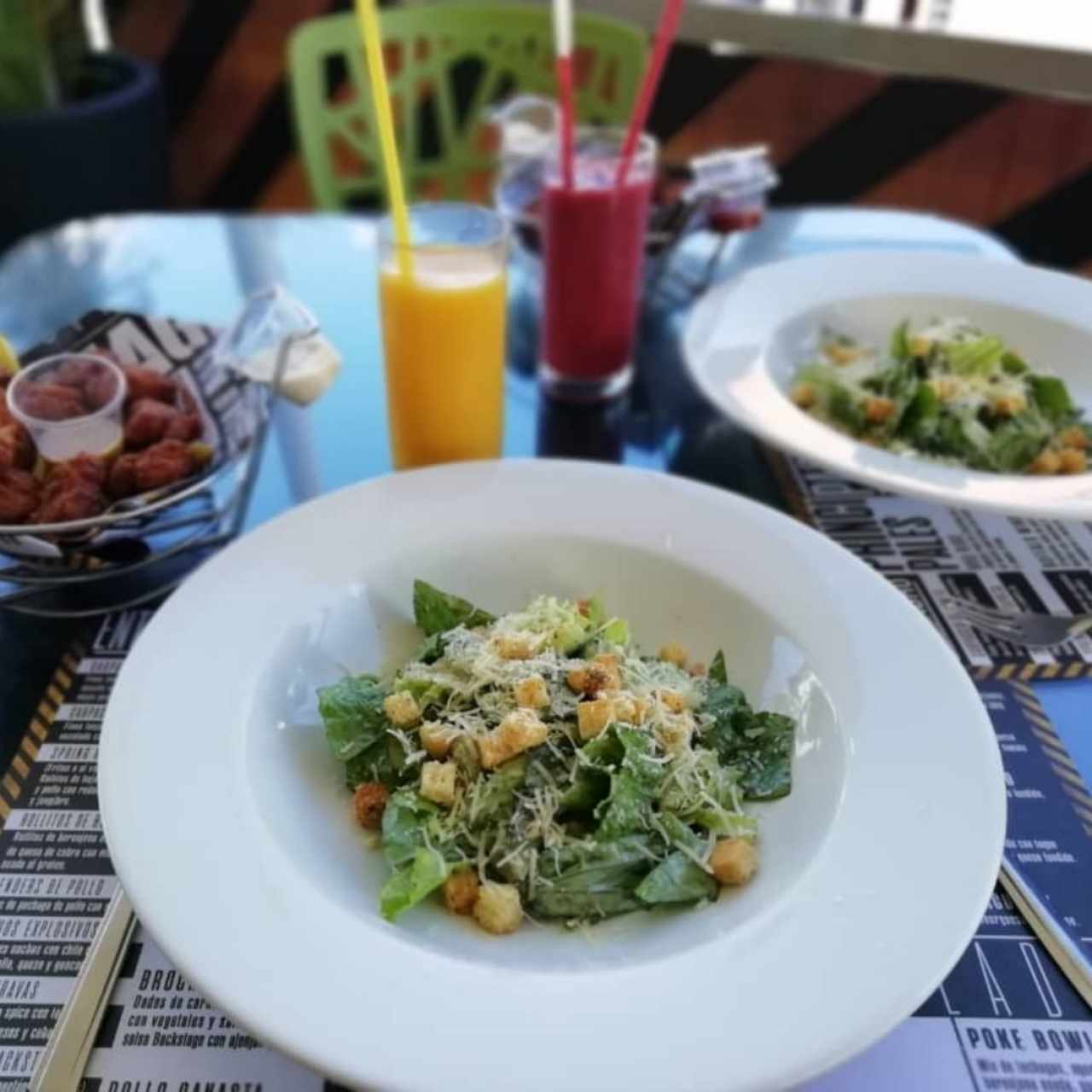 Ensalada cesar, nuggets y batidos de fresa y Parchita