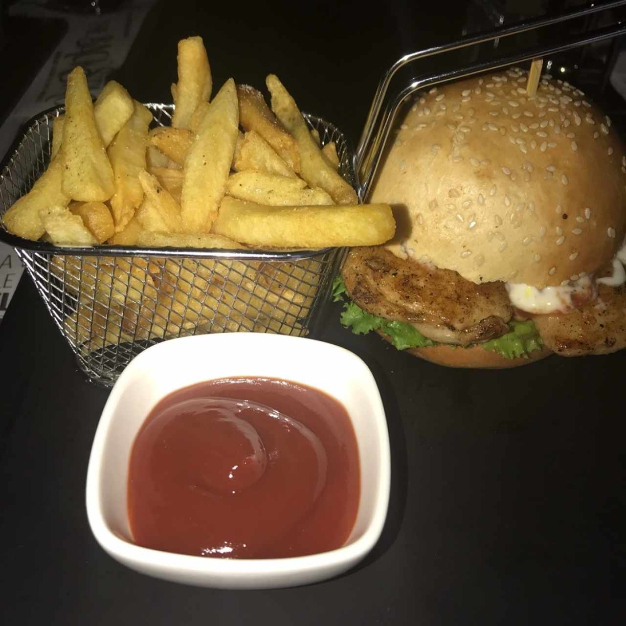 Hamburguesa de pollo con papas