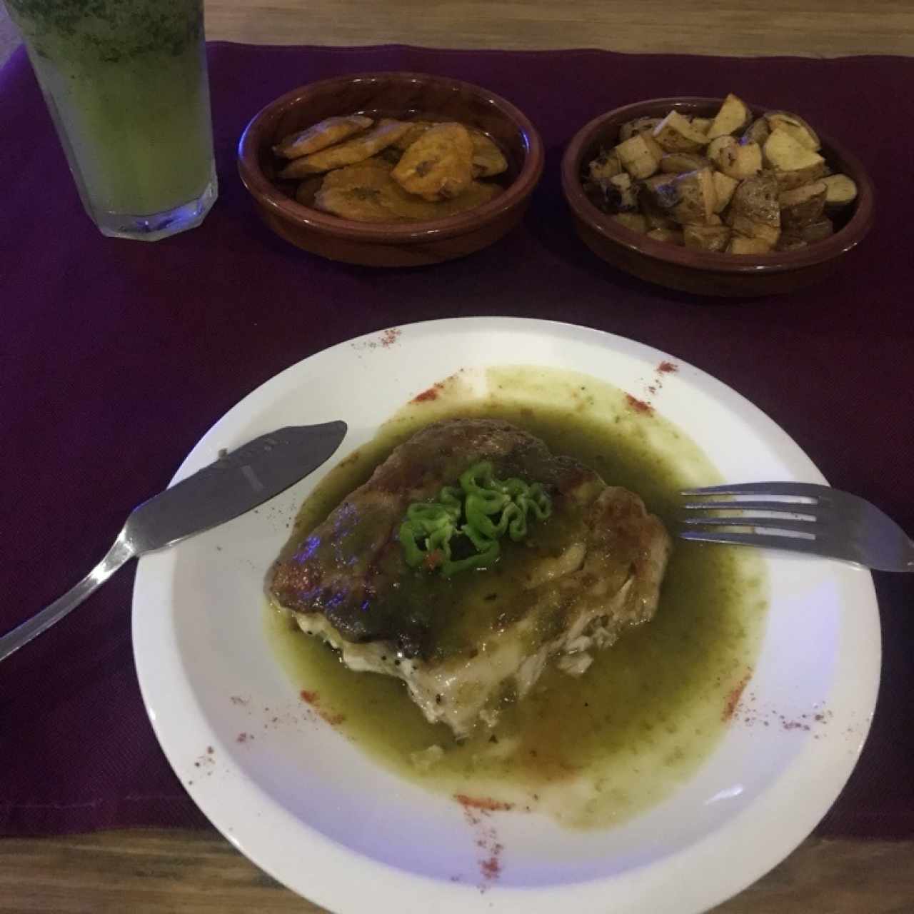 pescado al dia en salsa dulce con papas en salsa de palitos de romeo y tostones 