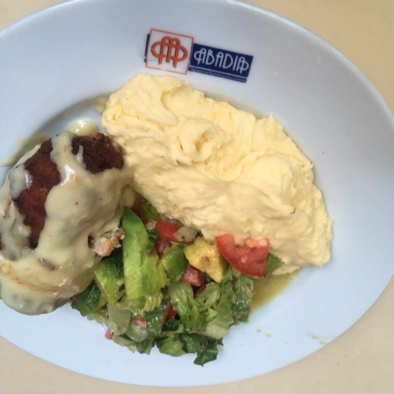 cordon blue de pollo con pure y ensalada