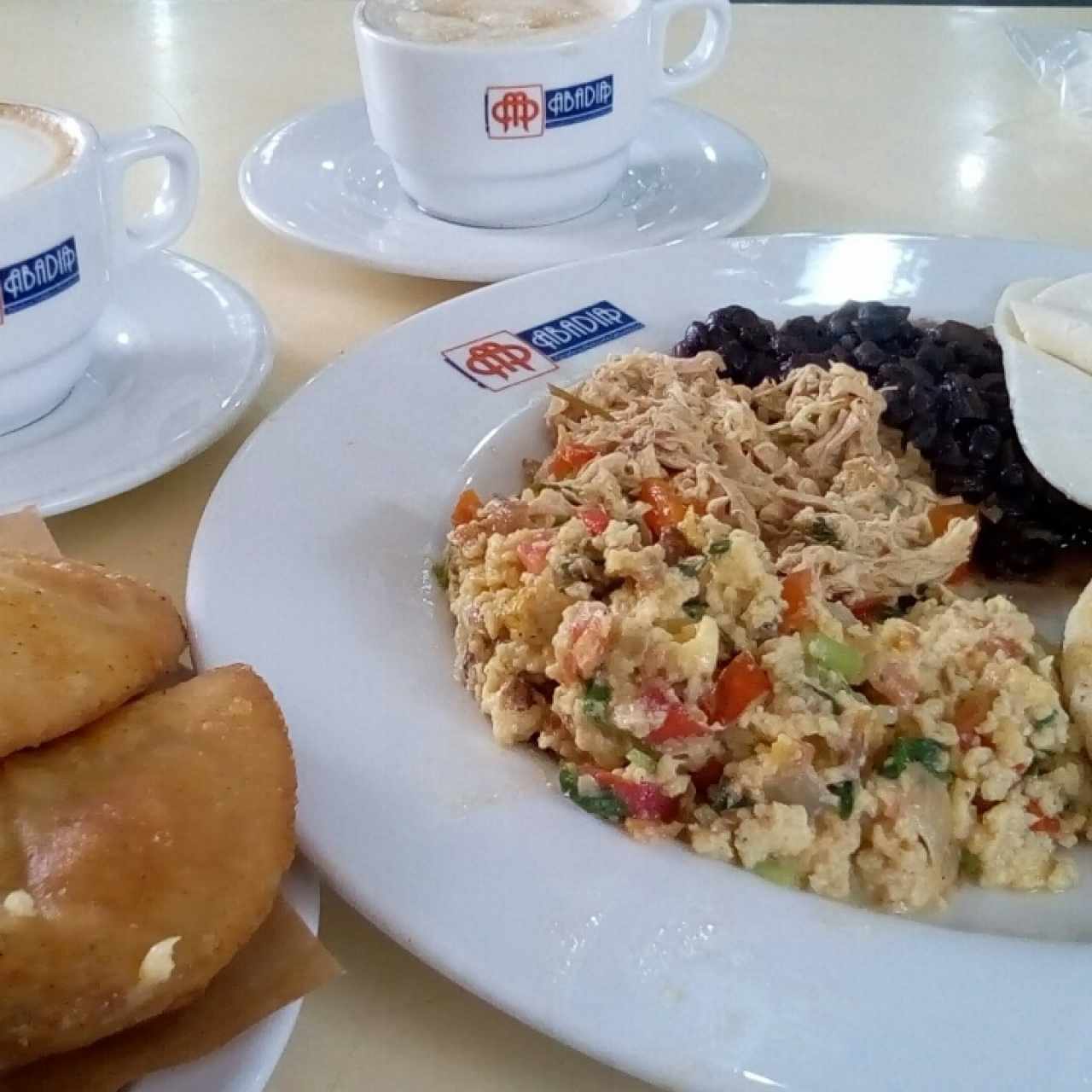 Desayuno criollo y empanadas de queso 