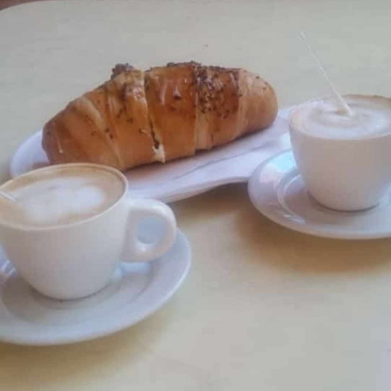 croissant de chocolate y café con leche
