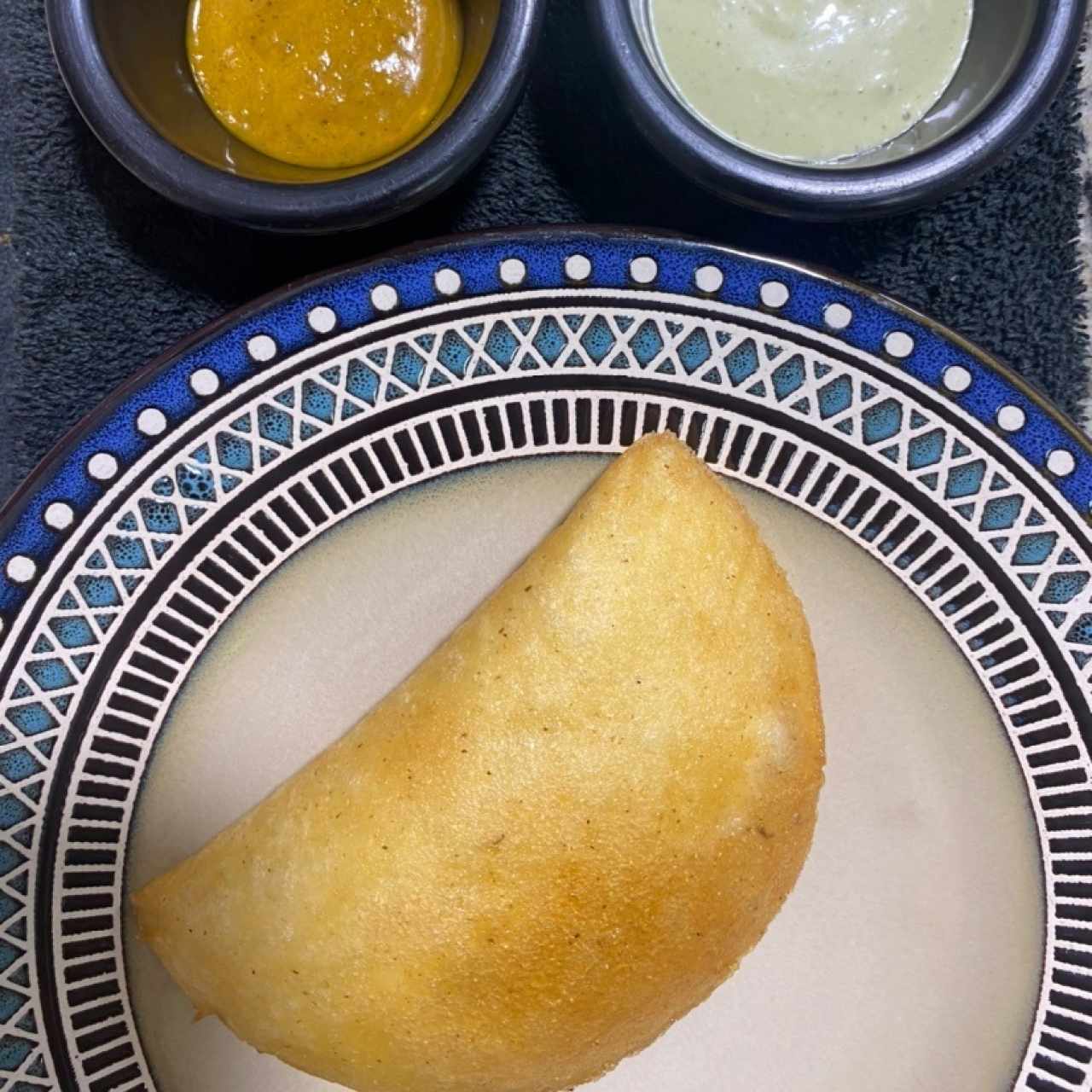 Empanadas con aderezos de la casa y picante 