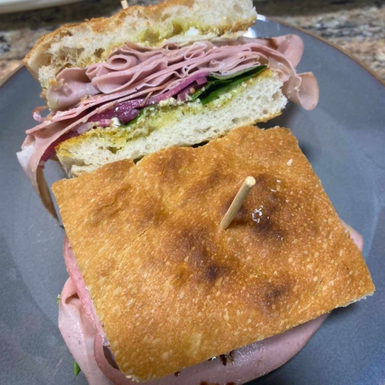 Ciabatta con mortadela y crema de pistacho 