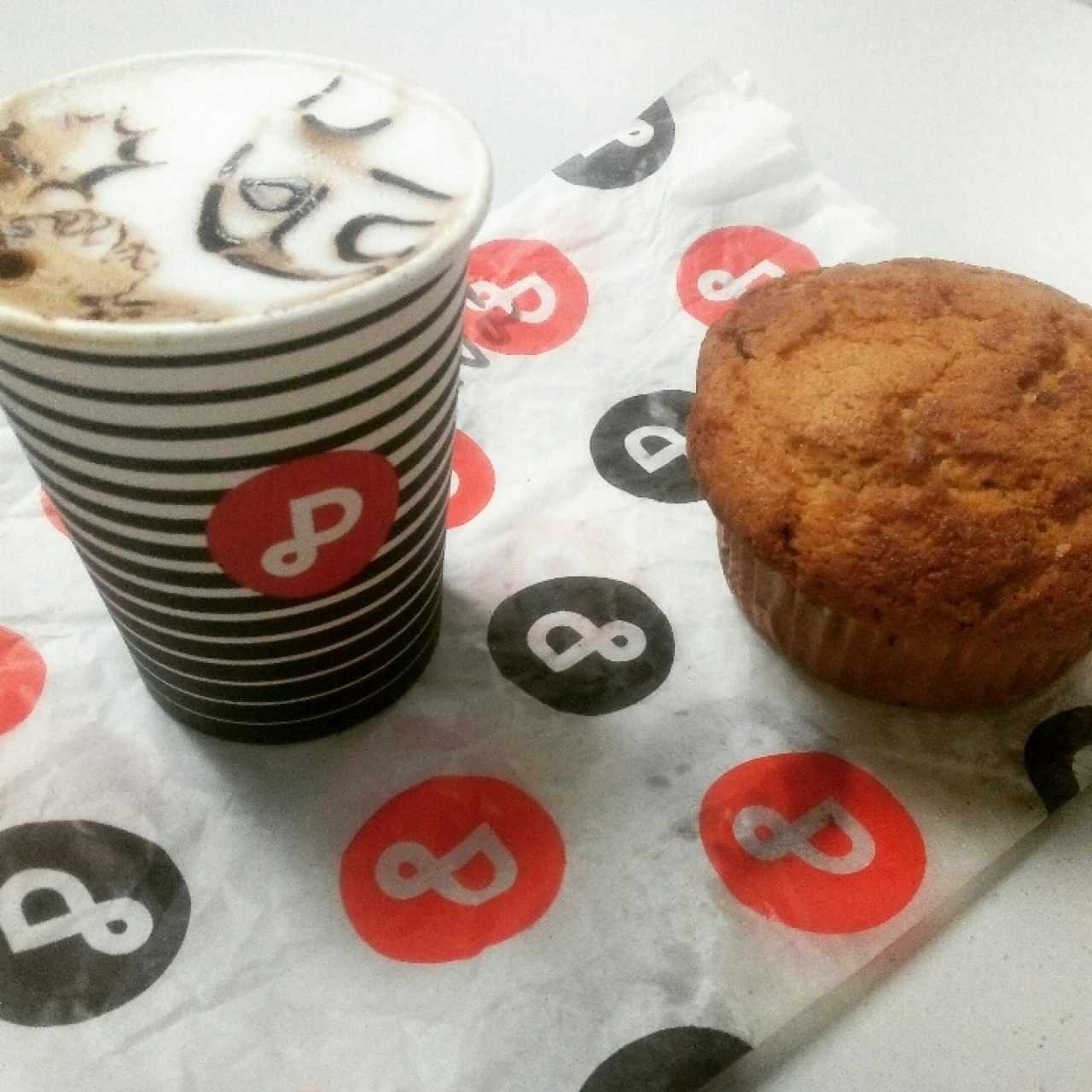 mocaccino con Muffin de vainilla con chispas de chocolate 