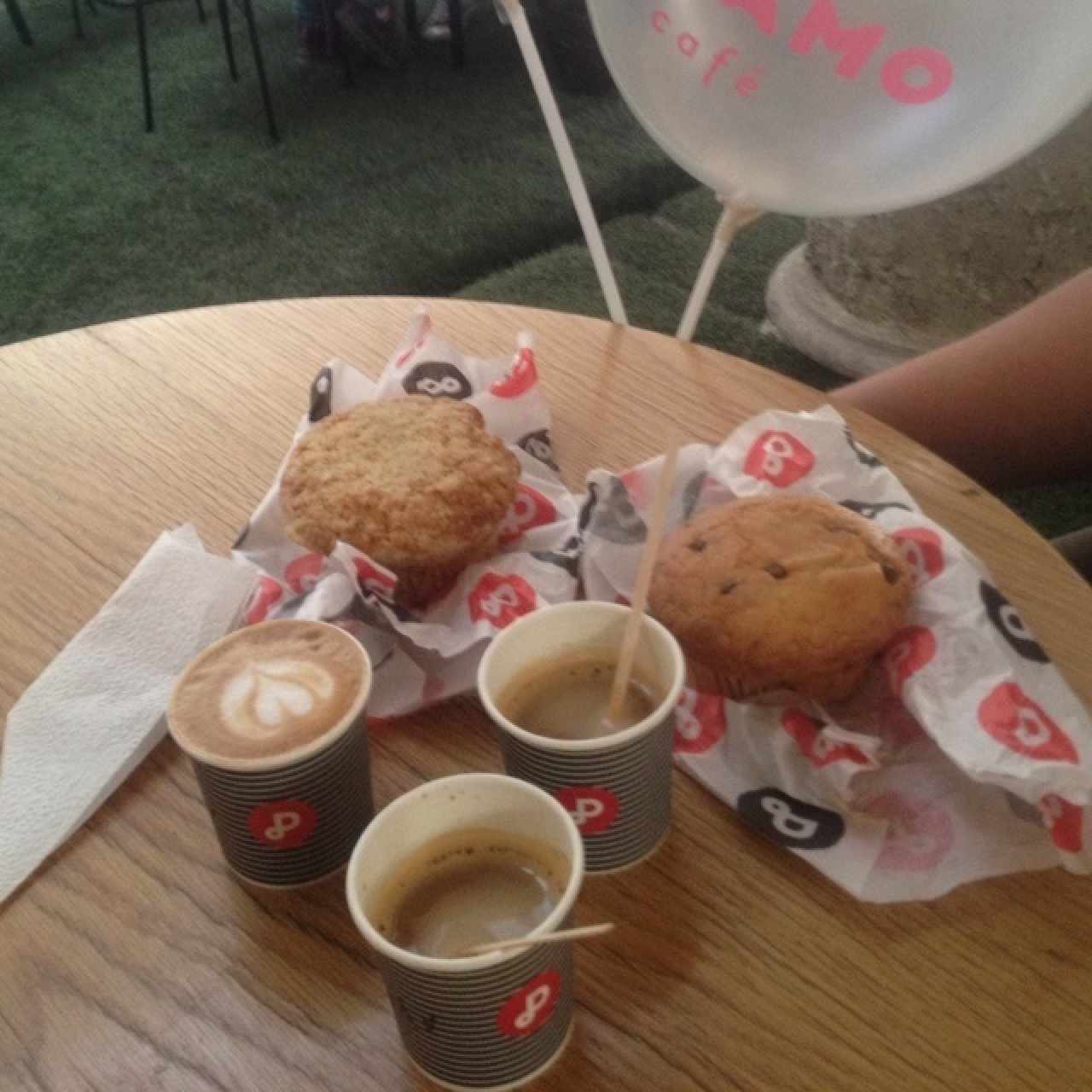 cafe latte, cafe bombon, muffin limon y vainilla con chispas de chocolate