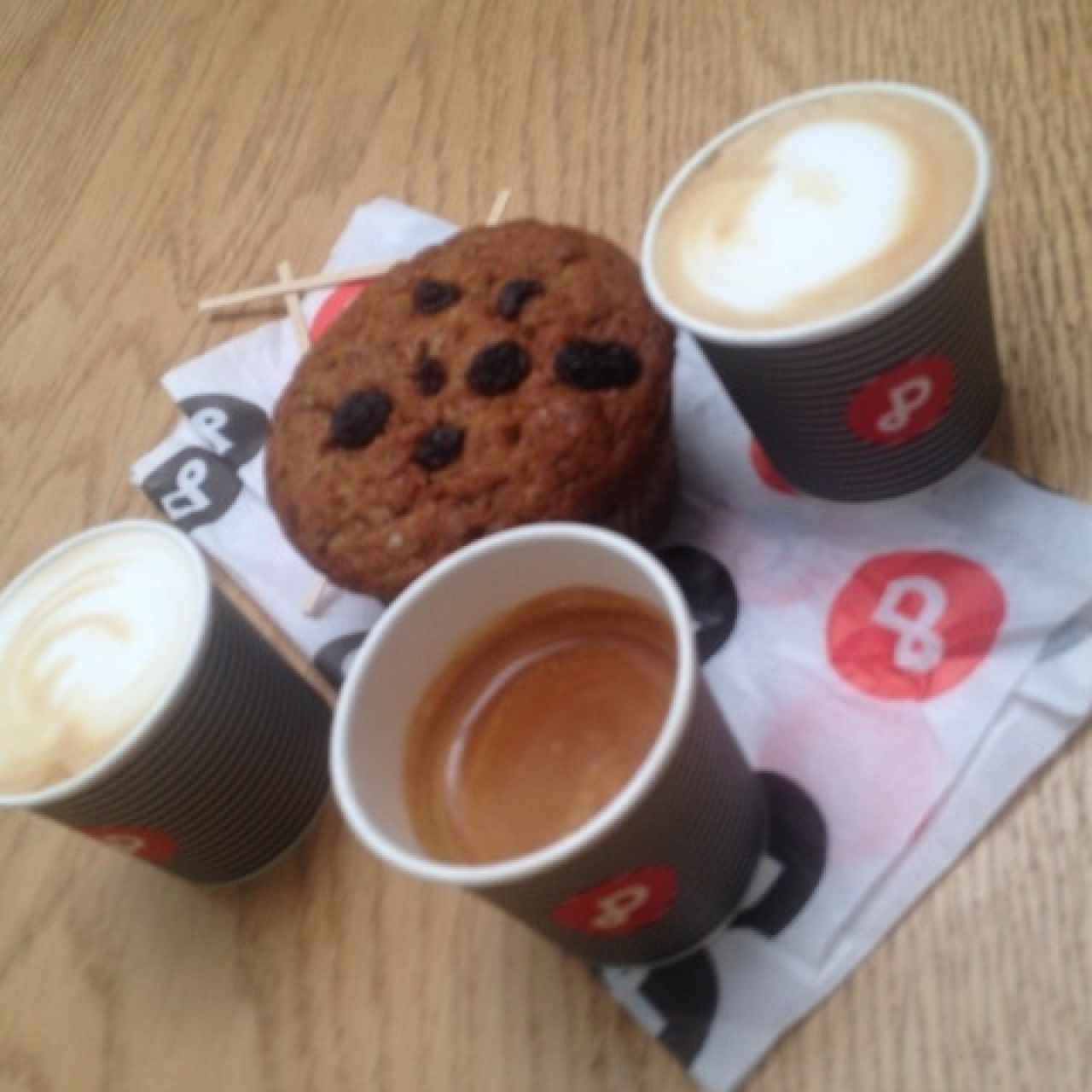 Latte, Bombon y Capuccino y un Muffin Tropical (nueces y pasas)