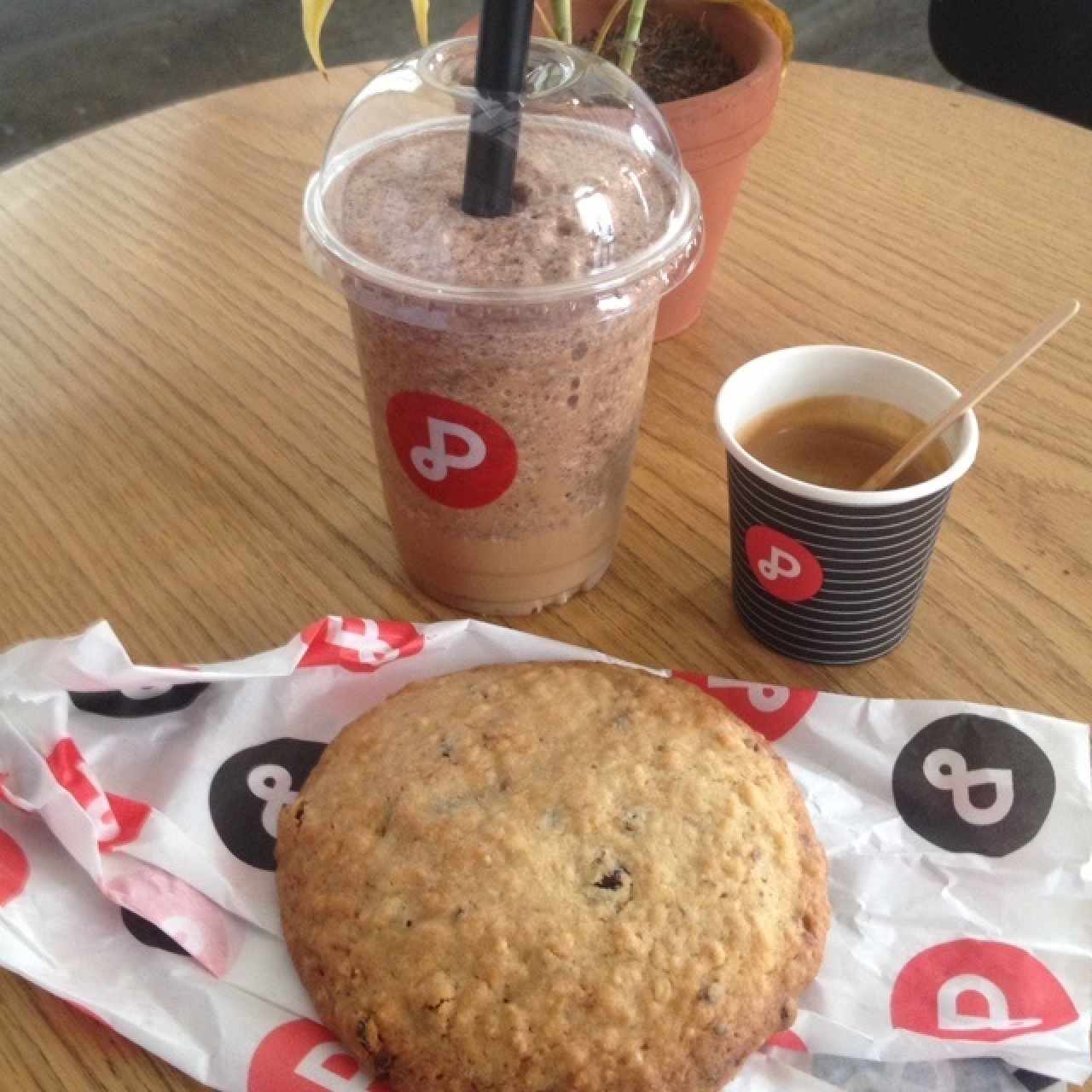 paramo moka chip, bombon y galleta de avena con pasas y chocolate