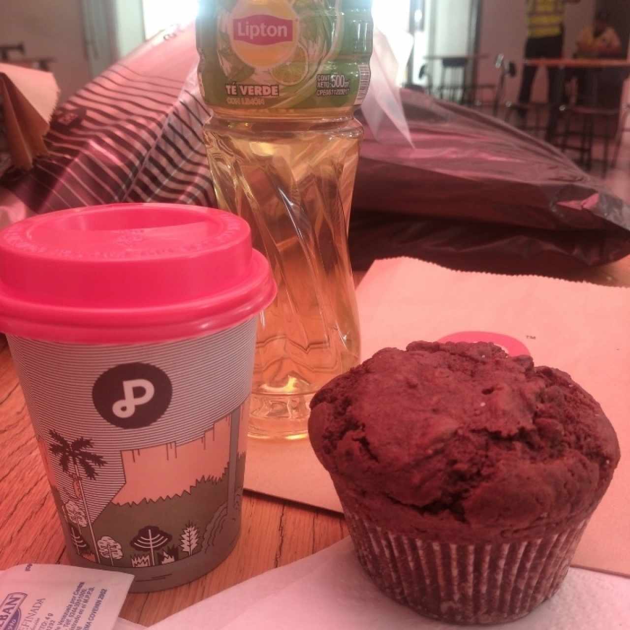 Muffins Chocolate con Chispas de Chocolate, latte y te lipton 