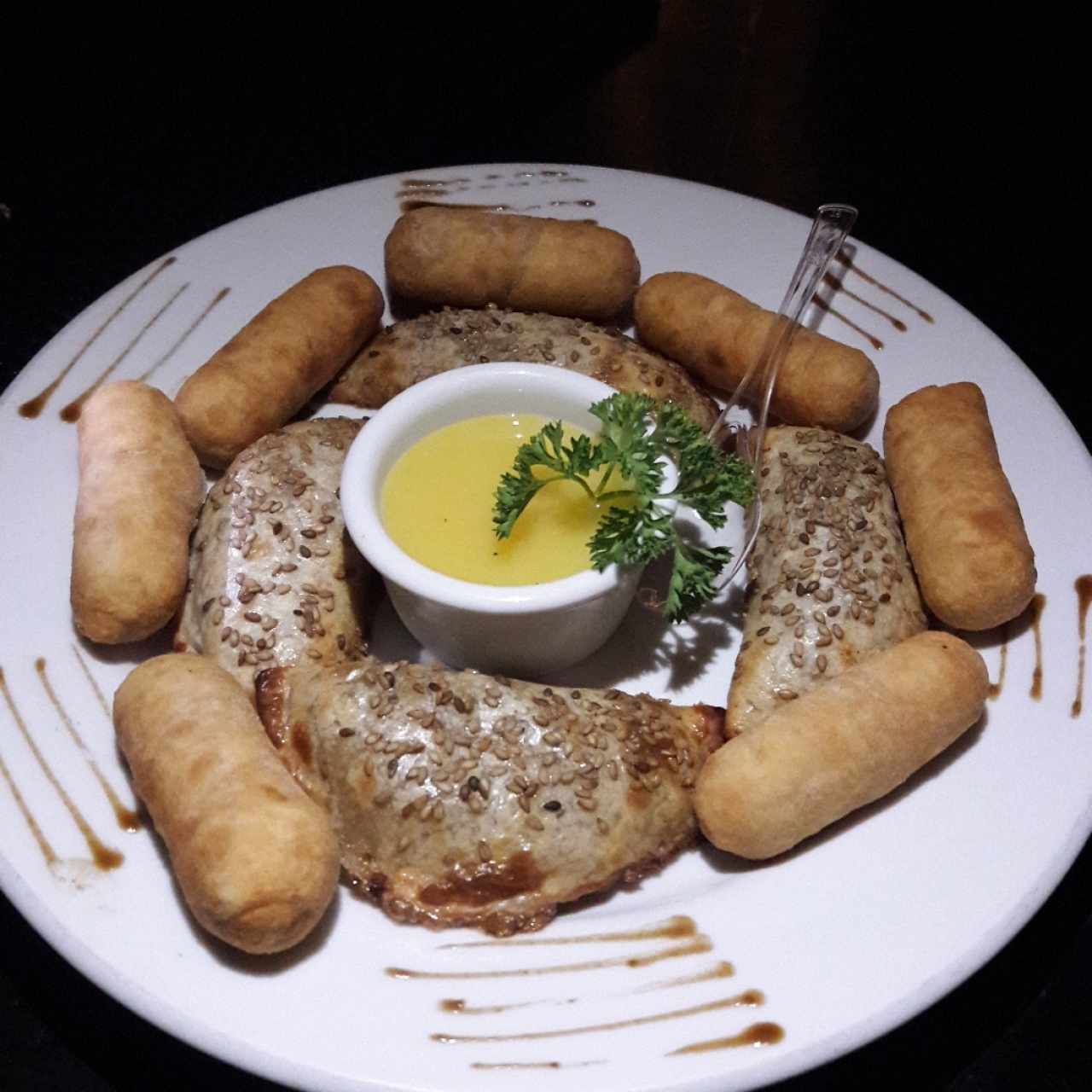 entradas trqueñis y empanaditas con coulis de parchita