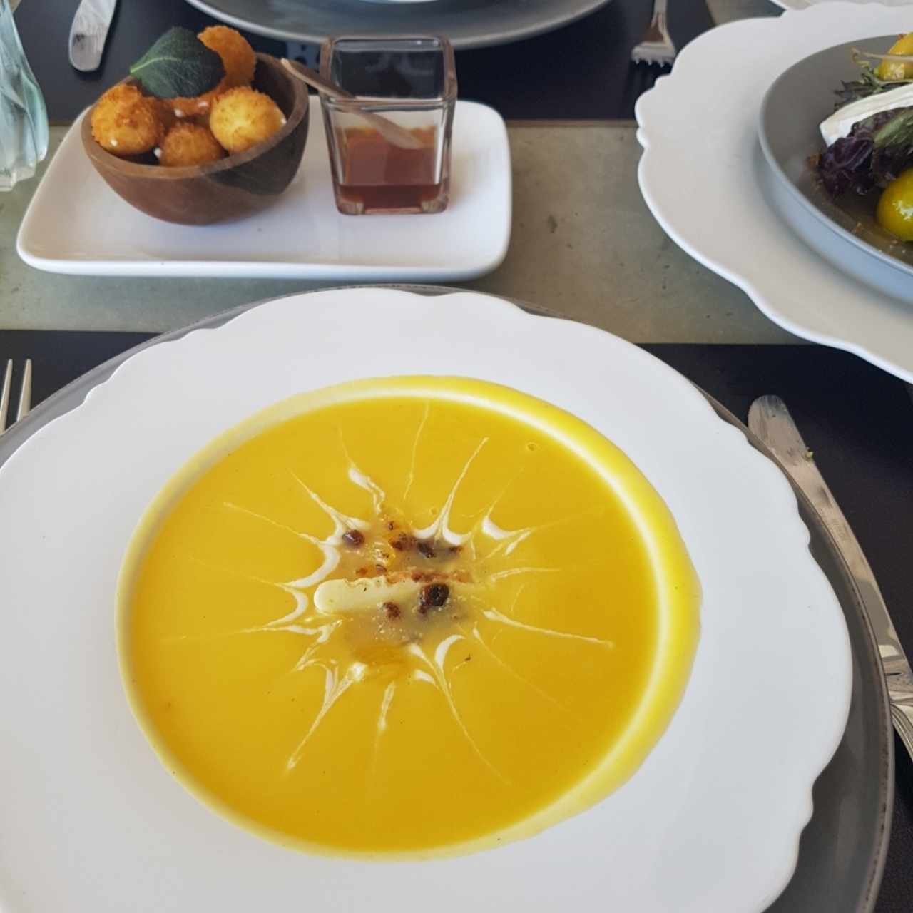 crema de auyama y bolitas de queso de cabra