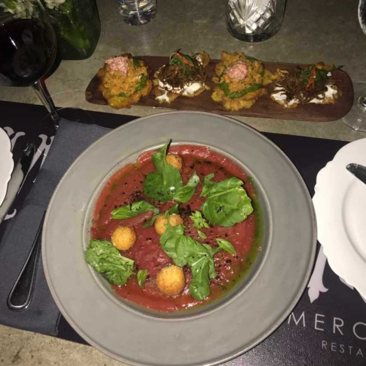 carpacho de tomate y duo de tostones