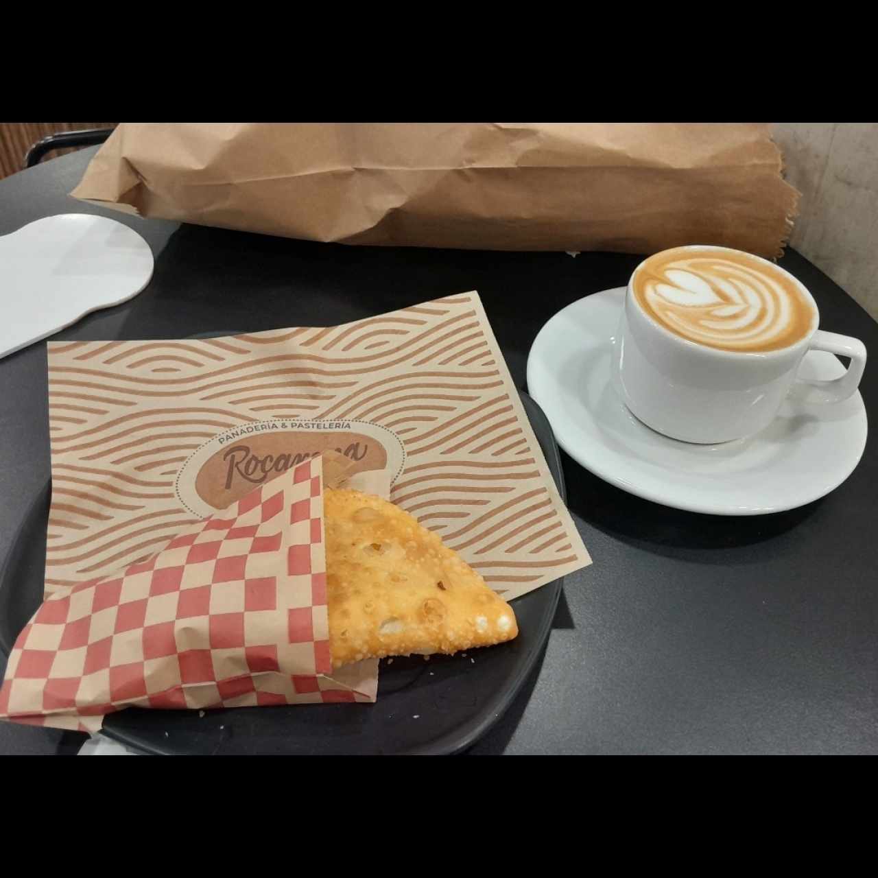 Pastelito de carne mechada café grande y pan francés!