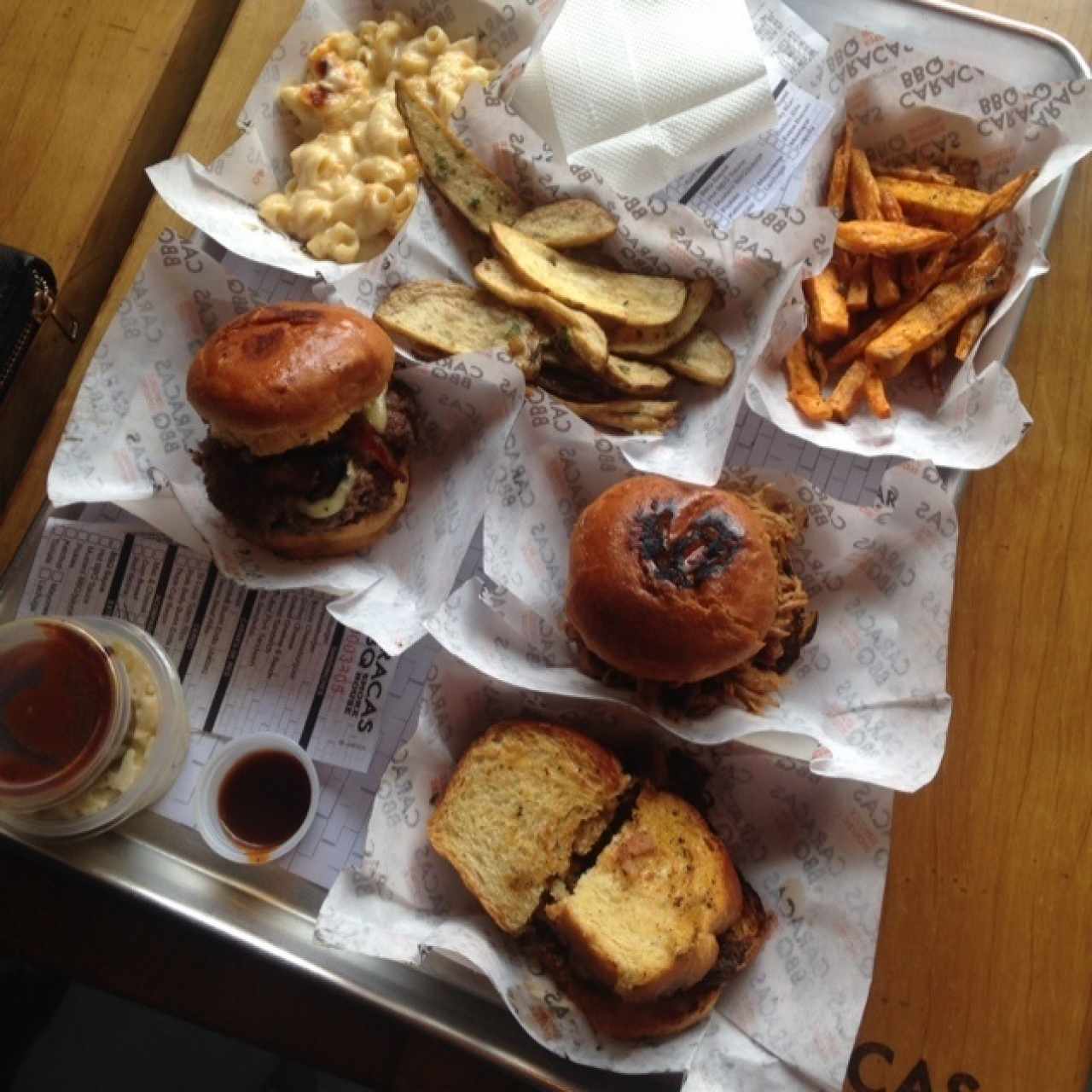 Mac&Cheese, papas, batatas, hambuguesa, pulled pork sandwich, ribs sandwich y coleslaw salad