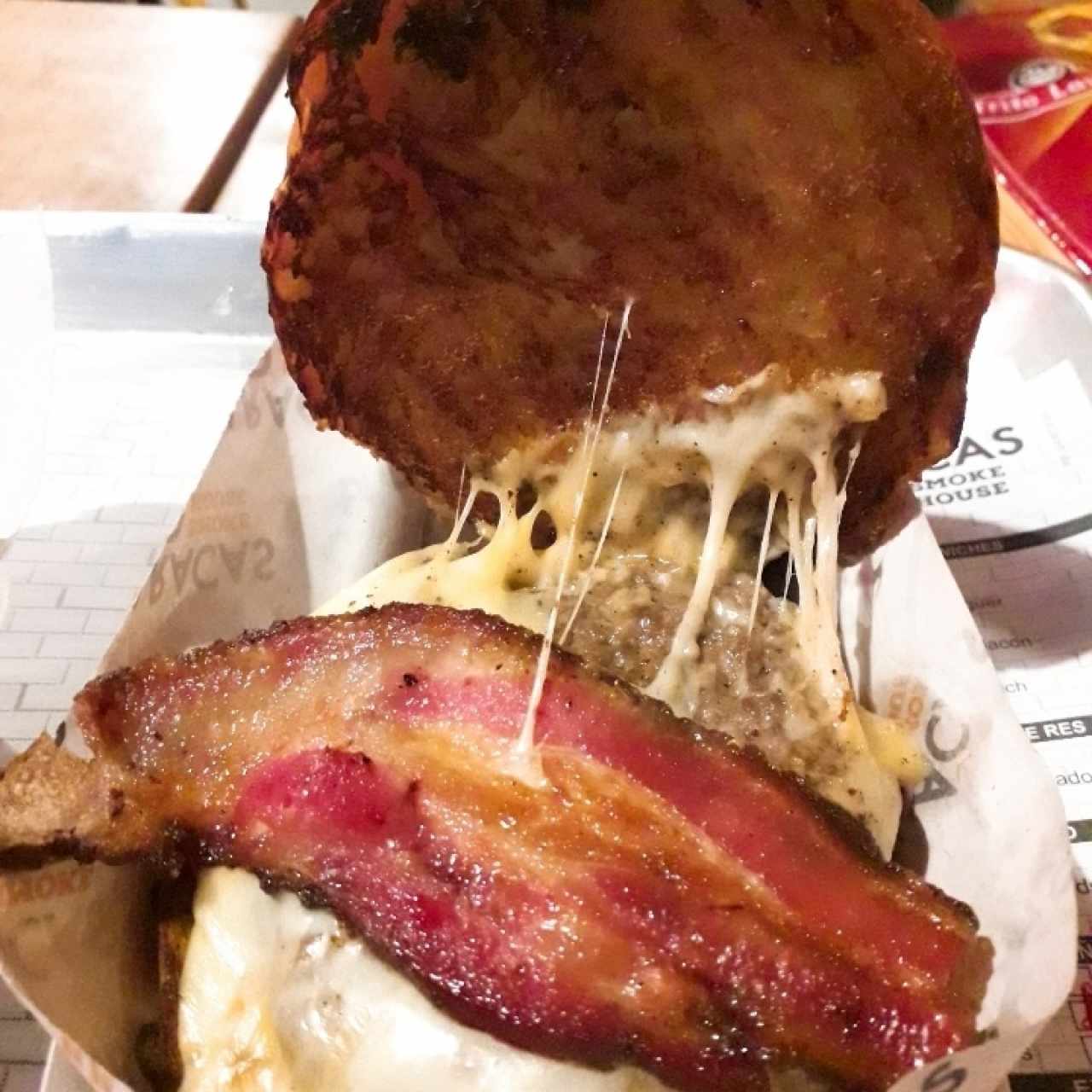 Hamburguesa con tocineta y queso...