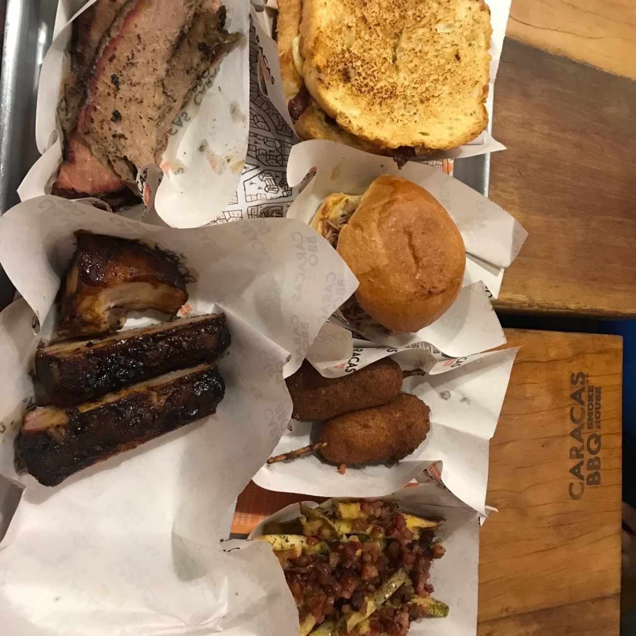 costillas, hamburguesa pulled pork, corndog, papas con queso y tocineta, pecho de res