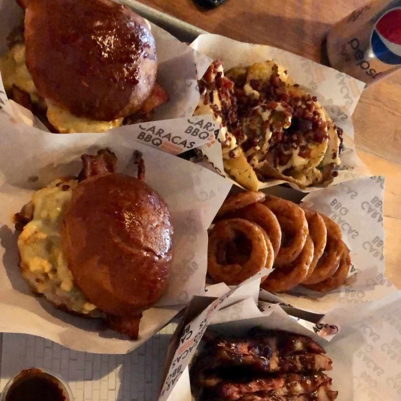 cheese burguer, papas rusticas con tocineta, aros de cebolla y costillas 
