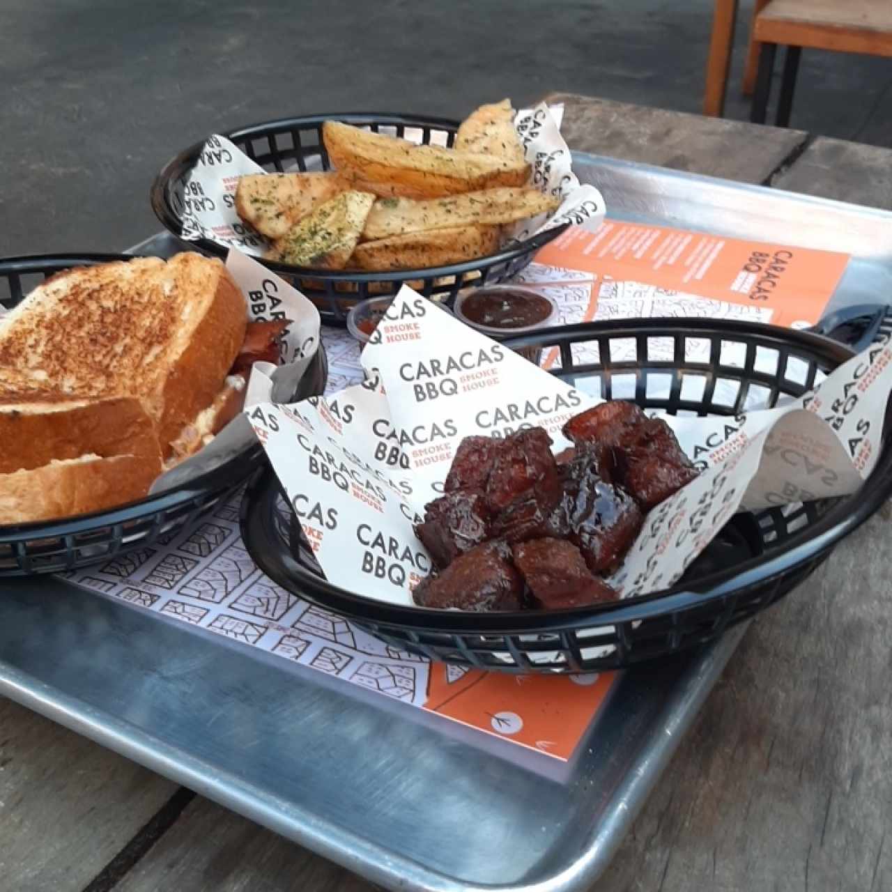 Grill Cheese con Bacon + Papas rústicas
