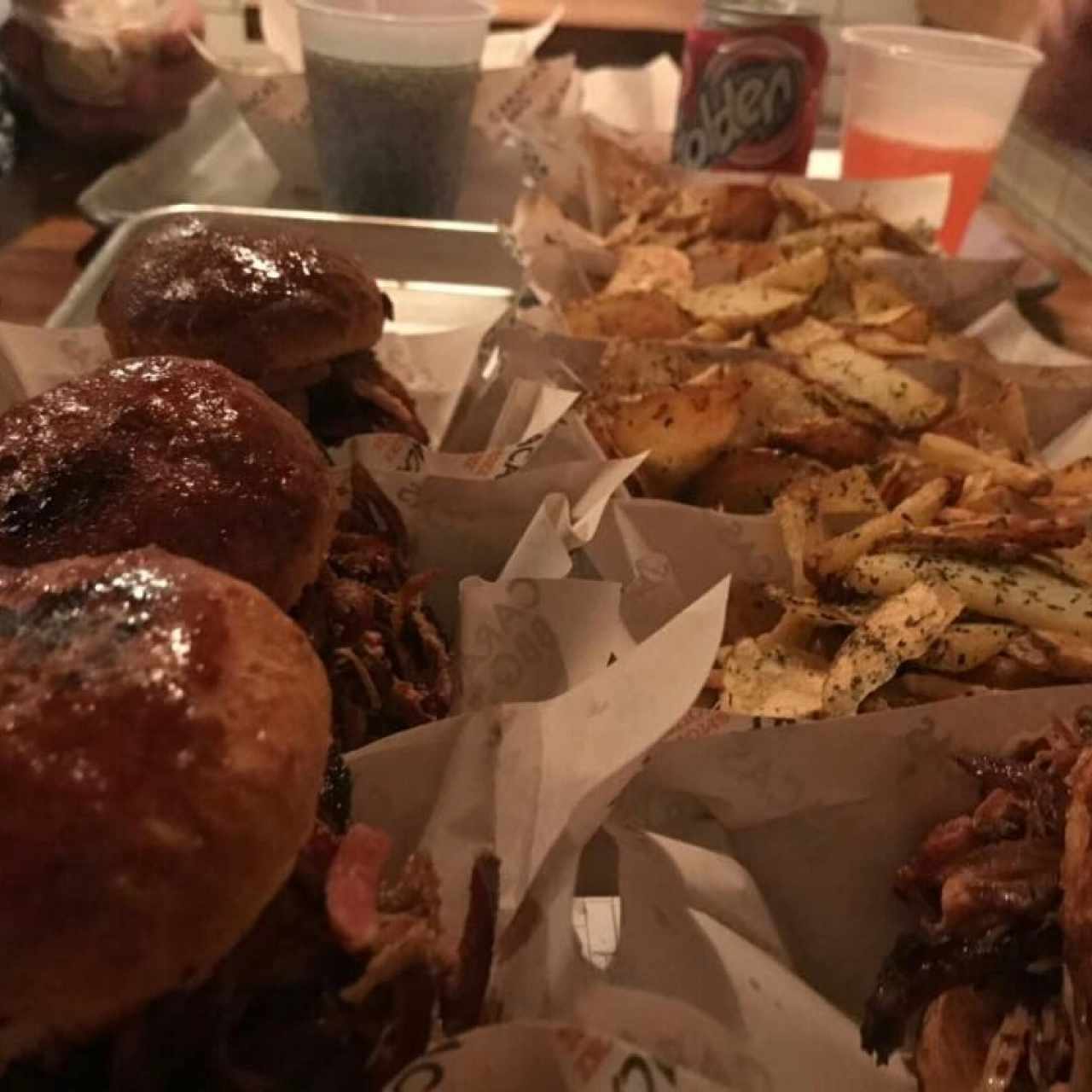 Papas y Pulled pork sandwich