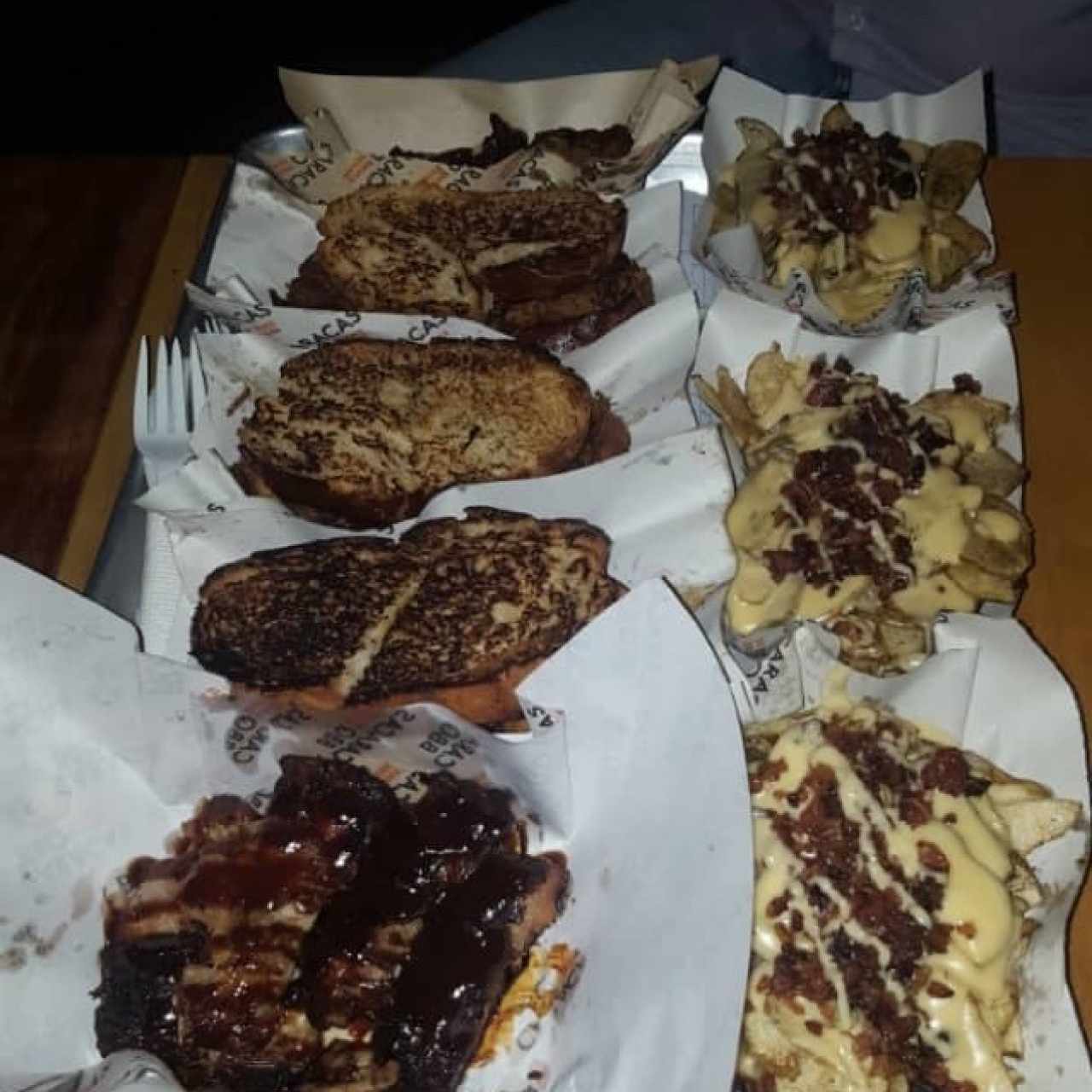 Rib Sandwich. St. Louis Spare & Papas con Queso y Tocineta