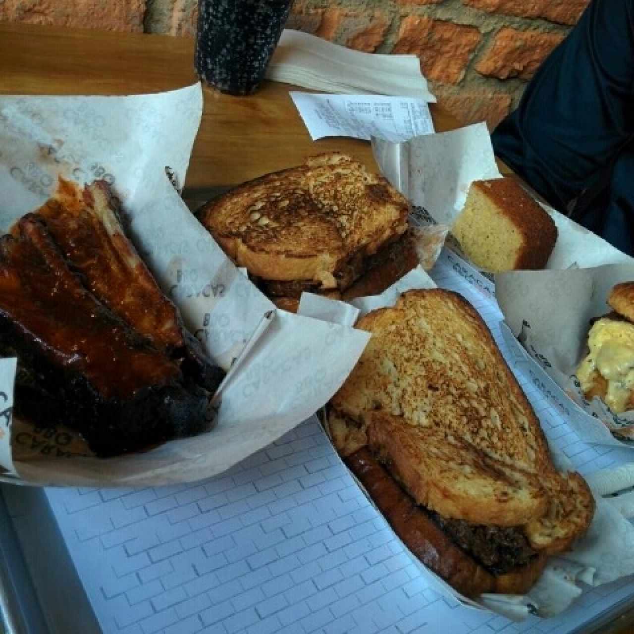 Sándwich,  costillas,  hamburguesa y pan de maiz
