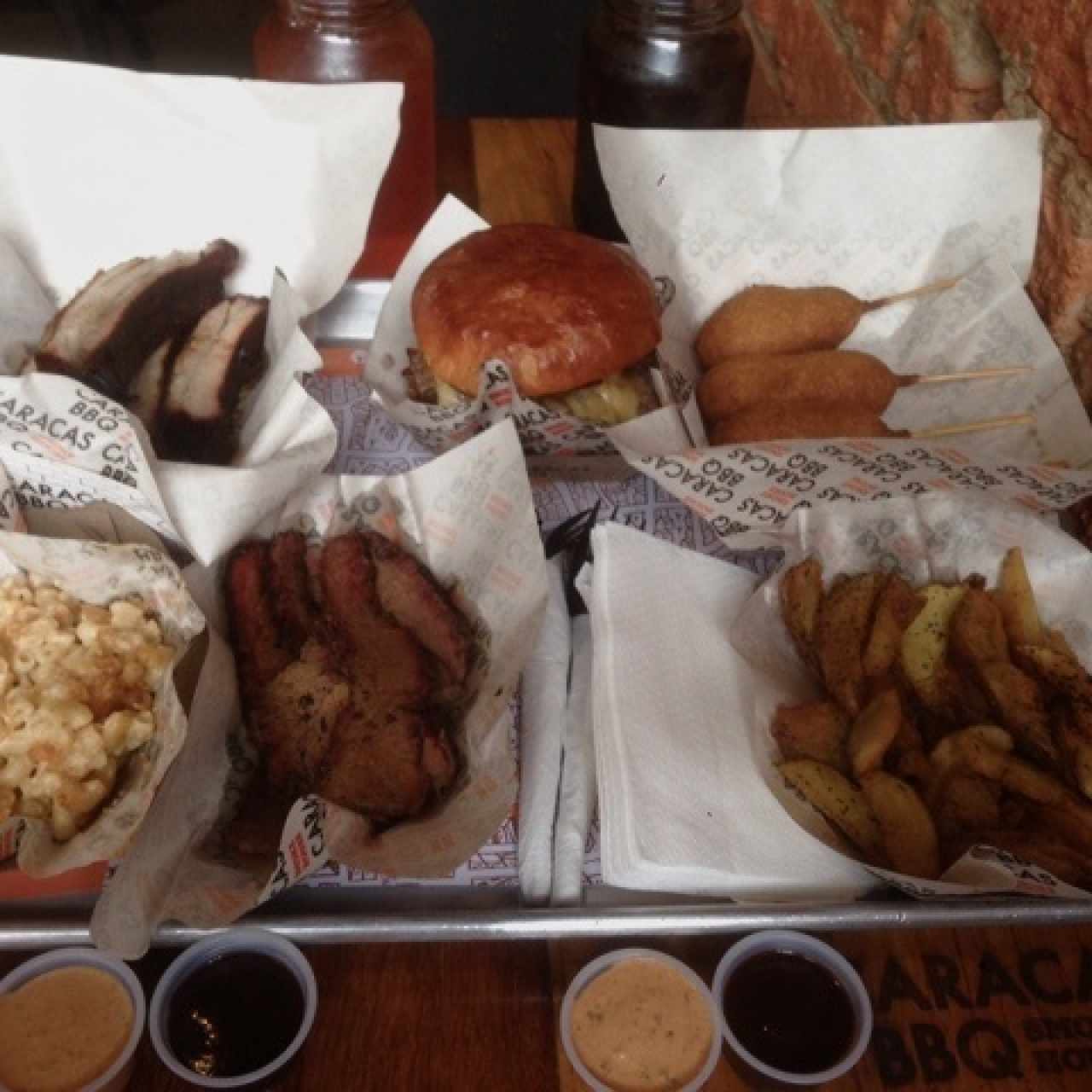 RES - BRISKET, mini houseburger, corn dogs, papas rusticas, mac&cheese y st louis spare ribs