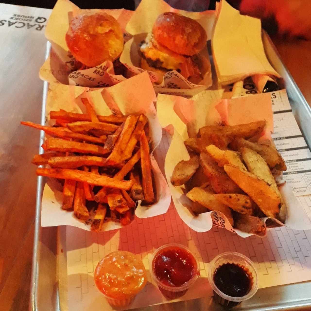 cheese bacon Burger, Pulled Pork sandwich, papas y batatas