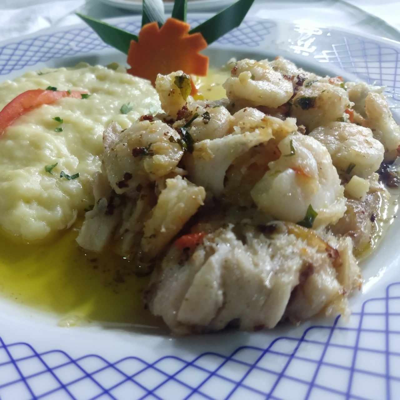 Filet de pargo con lluvia de mariscos